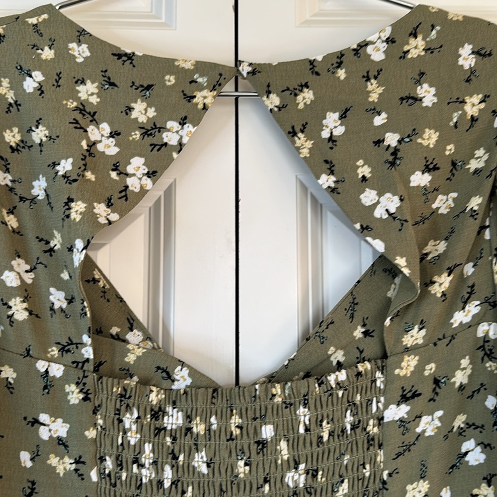 Aster the Label dress size Medium Sage green floral bubble sleeves lined. - Picture 10 of 10